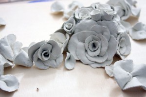 tonrelief-rosenblueten-detail
