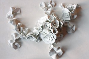 tonrelief-weiss-grundiert-rosenblüten
