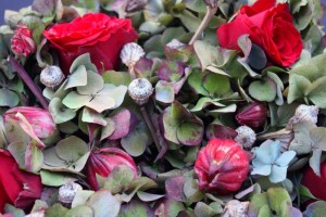 hortensien-rote-rosen-aukalytus-kranz