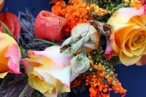 lampionblumen-gelbe-rosen-detail-herbstkranz